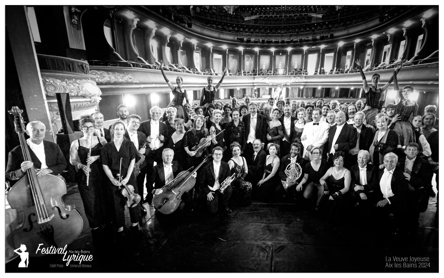 Le Chœur du Festival dans La Veuve Joyeuse en 2024, photographie en noir et blanc