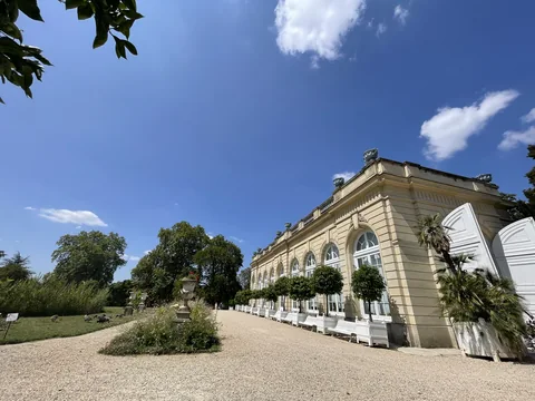 Façade de l’Orangerie du Parc de Bagatelle et ses jardins