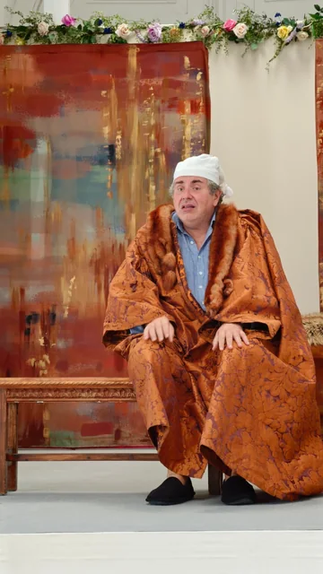 Répétition de Volpone : une silhouette en costume doré